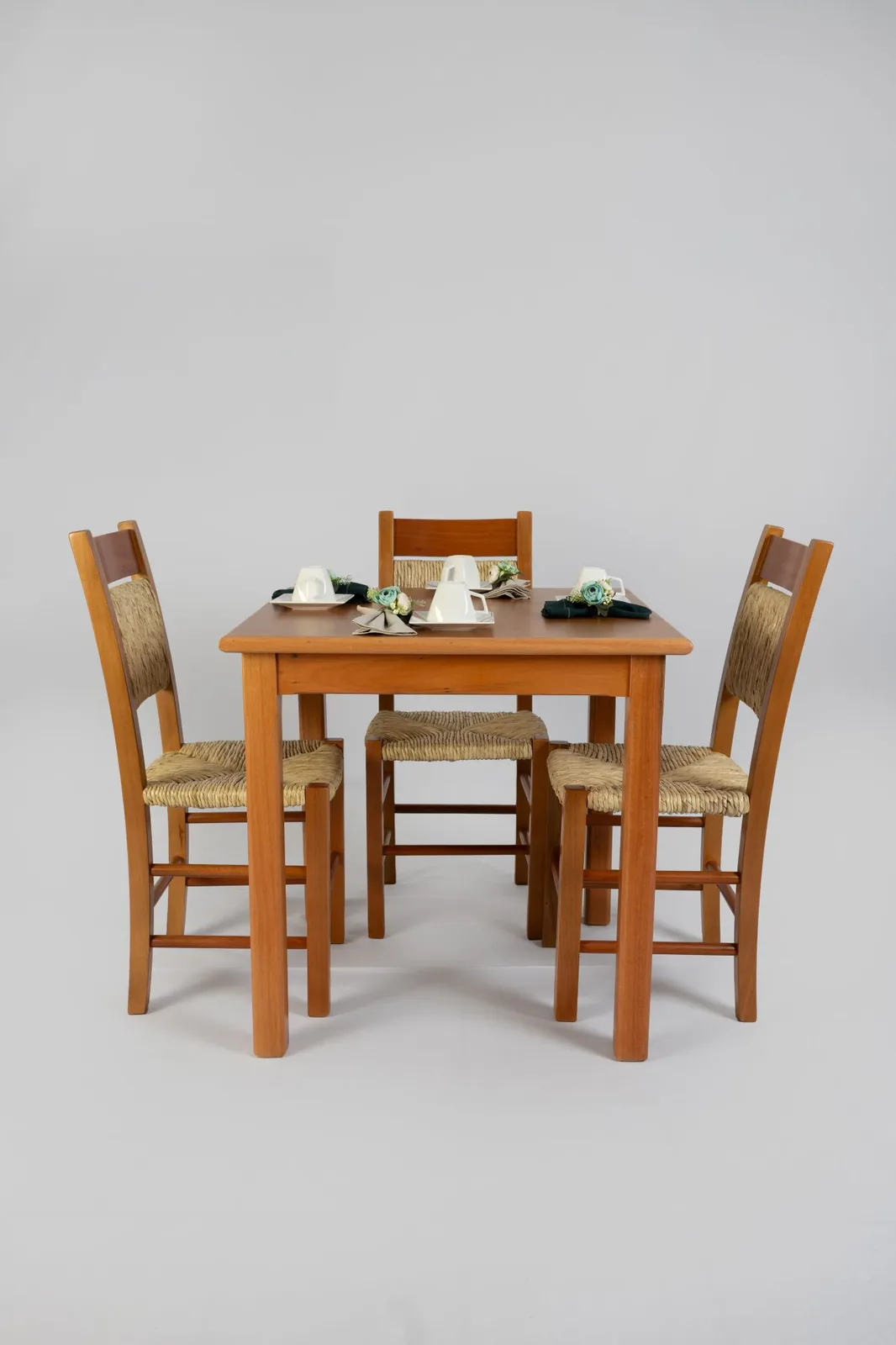 Mesa 80cm X 80cm de 04 patas lisas o torneadas Reforestación
